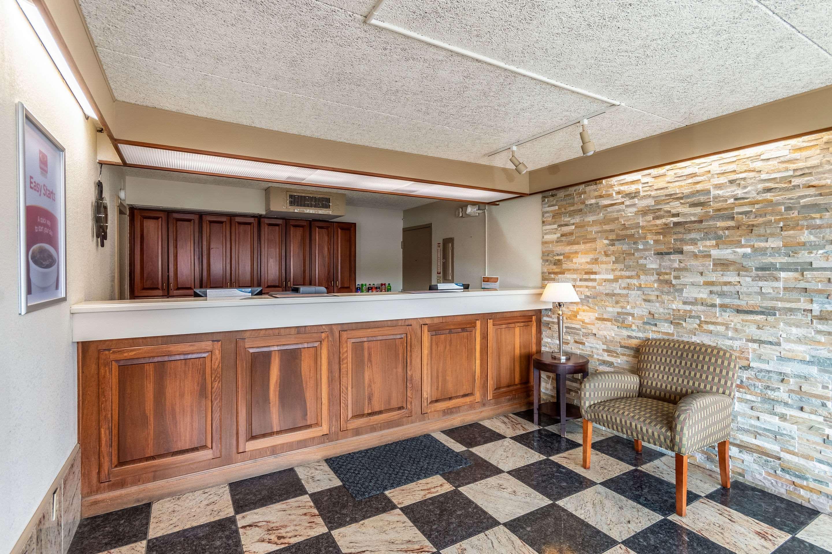 Econo Lodge *